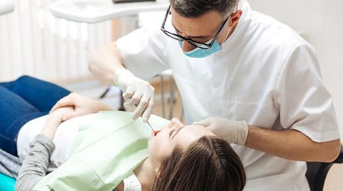 Nha khoa Phước Kiển chuyên sâu về dịch vụ răng sứ thẩm mỹ và cấy ghép Implant. Ảnh minh họa