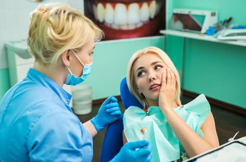 Khi răng đau nhức nhiều nên đến gặp ngay bác sĩ để thăm khám