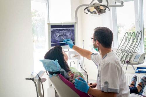 Bác sĩ tiến hành chụp X - Quang để xác định mức độ viêm nhiễm của răng