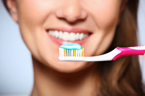 Cần vệ sinh răng miệng sạch sẽ trước khi đeo máng chống nghiến