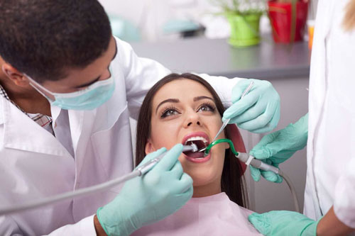 Cạo vôi răng và kiểm tra răng miệng định kỳ tại nha khoa
