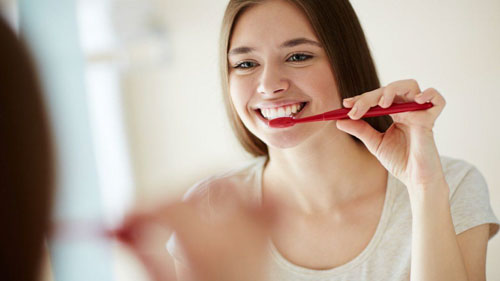 Chải răng thường xuyên để làm sạch mảng bám