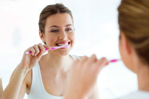 Chế độ chăm sóc răng miệng hằng ngày ảnh hưởng đến độ bền của đá đính trên răng