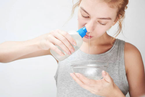 Chỉ dùng nước muối sinh lý khi bị nghẹt mũi, chảy nước mũi nhiều