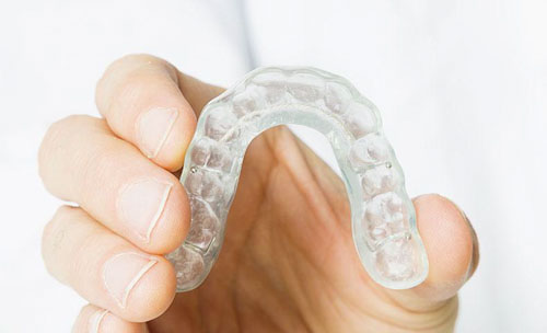 Cho trẻ sử dụng máng chống nghiến để bảo vệ răng