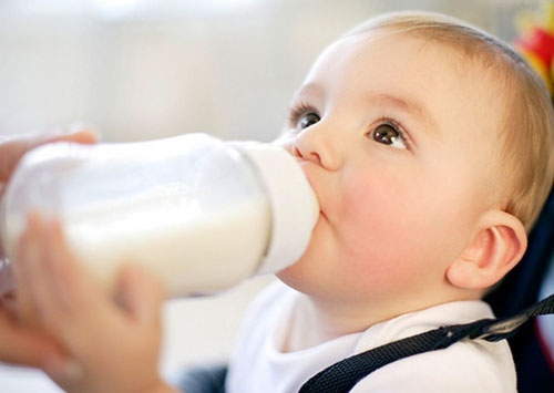 Cho trẻ uống sữa bột tăng cường