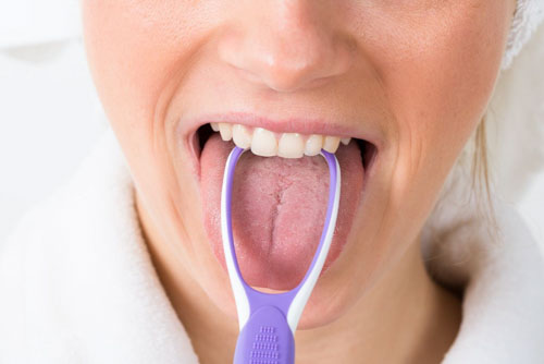 Chú ý vệ sinh lưỡi để loại bỏ môi trường trú ngụ của vi khuẩn