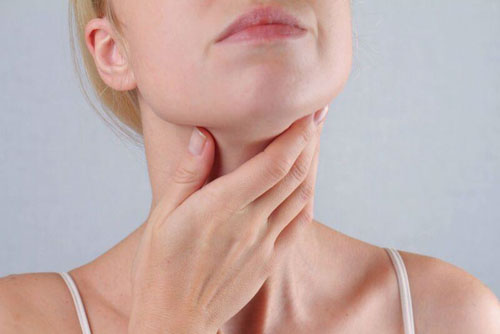 Đau họng khi nuốt nước bọt có thể là triệu chứng của một số bệnh nguy hiểm