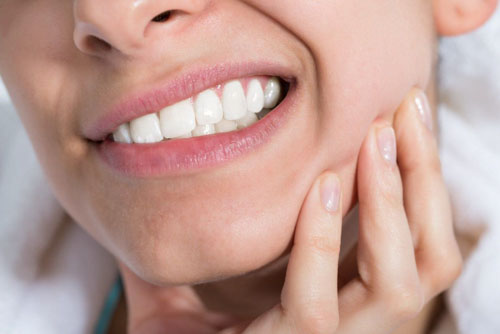 Đau nhức là triệu chứng điển hình nhất khi mọc răng khôn