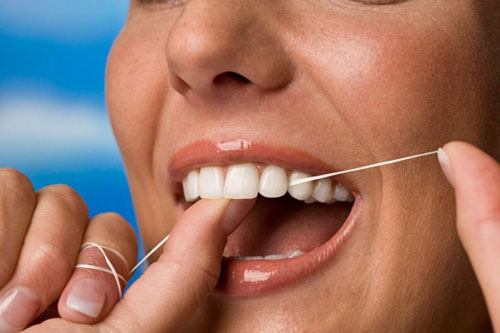 Dùng chỉ nha khoa loại bỏ mảng bám trong kẽ răng