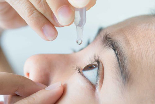 Dùng nước muối sinh lý giúp rửa trôi bụi bẩn ở mắt, ngăn ngừa đau mắt