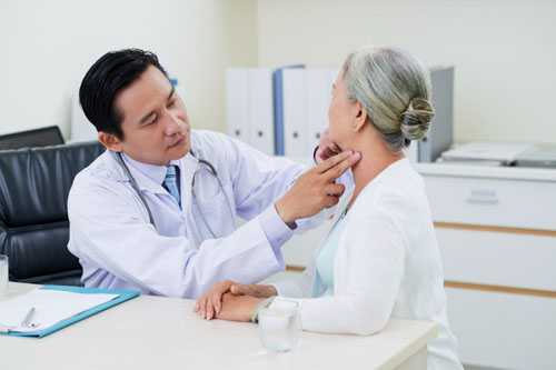 Gặp bác sĩ khi bị lưỡi trắng đi kèm với những biểu hiện đau nhức khó chịu