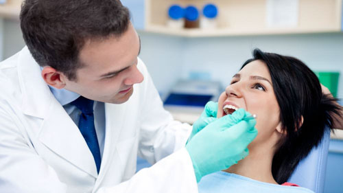 Gặp bác sĩ khi thấy có triệu chứng khó nuốt và xuất hiện các mảng trắng ở lưỡi