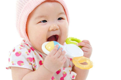 Khi mọc răng trẻ rất thích cho đồ vật vào trong miệng cắn ngậm
