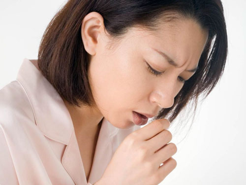 Khó nuốt thường xuất hiện những cơn đau vùng họng, ngực và hay ho