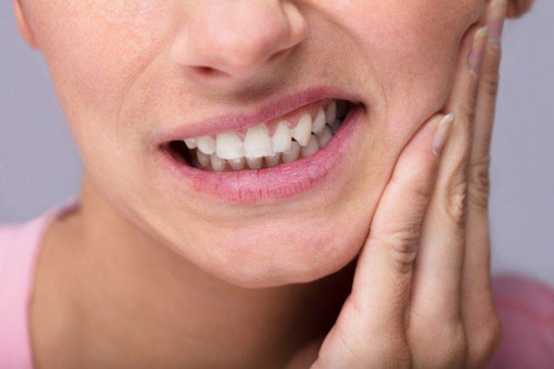 Mẻ răng hàm gây ê buốt hoặc đau nhức khó chịu