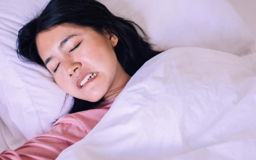 Nghiến răng khi ngủ là một dạng rối loạn vận động giấc ngủ
