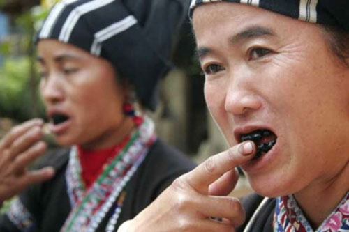 Người Thái nhuộm răng đen bằng cây mét non hoặc khói bếp