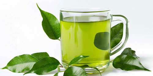Nhai hoặc súc miệng bằng nước là trà xanh để giảm ê buốt răng