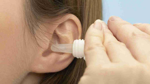 Nhỏ nước muối sinh lý vào tai giúp dễ dàng làm sạch ráy tai