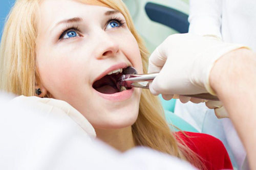 Nhổ răng được xem là cách khắc phục triệt để cơn đau do mọc răng khôn