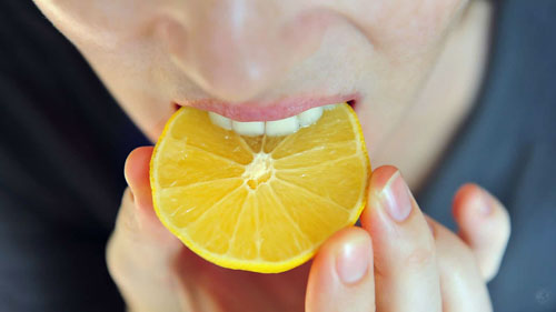 Tiêu thụ nhiều thực phẩm có tính axit cao có thể gây mài mòn, sứt mẻ men răng