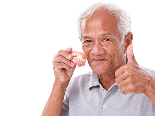 Răng giả tháo lắp hàm nhựa dẻo giúp cải thiện ăn nhai cơ bản