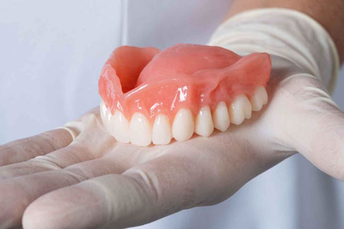Răng giả tháo lắp nhựa dẻo được làm từ vật liệu nha khoa an toàn