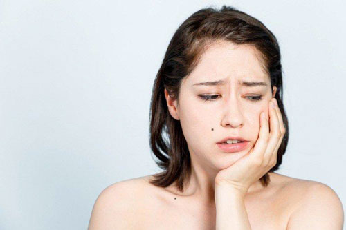 Răng sứt mẻ lớn lộ ngà răng sẽ gây ra những cơn đau buốt khó chịu