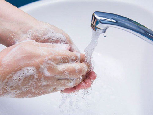 Rửa tay thật sạch dưới vòi nước chảy mạnh để loại bỏ vi khuẩn