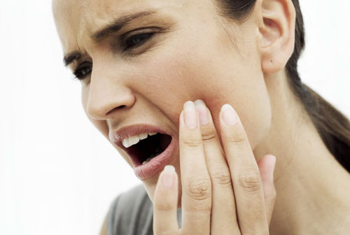 Sâu răng lan tới ngà sẽ gây ra những cơn đau nhức nghiêm trọng