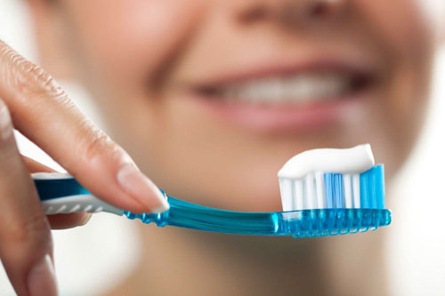 Sử dụng loại kem đánh răng có tính mài mòn cao
