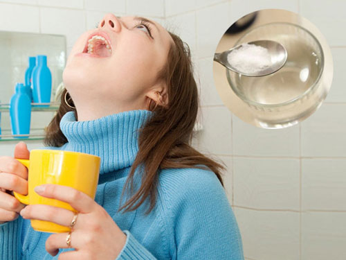Súc miệng bằng nước muối sinh lý để loại bỏ vi khuẩn gây viêm nhiễm