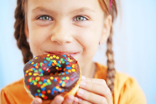 Thói quen ăn bánh kẹo ngọt của trẻ là nguyên nhân gây mòn răng