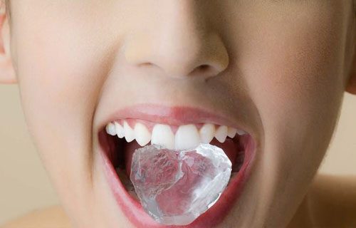 Thường xuyên nhai đá là nguyên nhân gây nứt răng