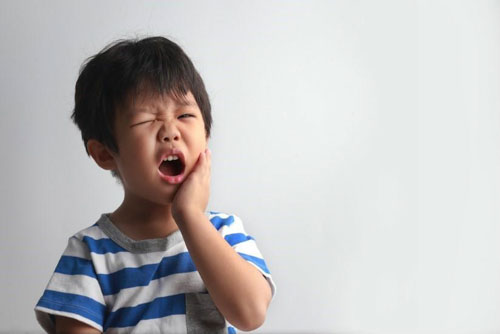 Trẻ bị đau mỏi hai bên hàm có thể là dấu hiệu của tật nghiến răng