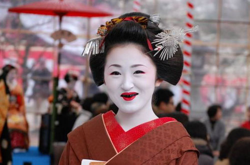 Tục nhuộm răng đen của người Nhật để đánh dấu sự trưởng thành của người phụ nữ