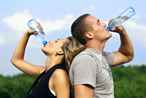 Uống nhiều nước mỗi ngày để tránh bị khô miệng