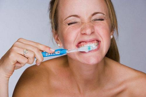 Vệ sinh răng miệng kém là một trong những nguyên nhân gây lưỡi trắng