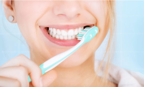 Vệ sinh răng miệng sạch sẽ giúp ngăn ngừa khô họng