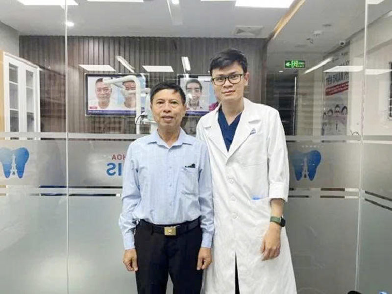 Bác sĩ Hồ Nhật Anh & Khách hàng tại Nha khoa Paris
