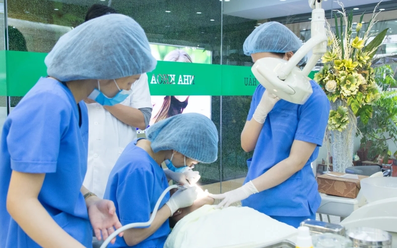 Bác sĩ tại nha khoa Kim Cương