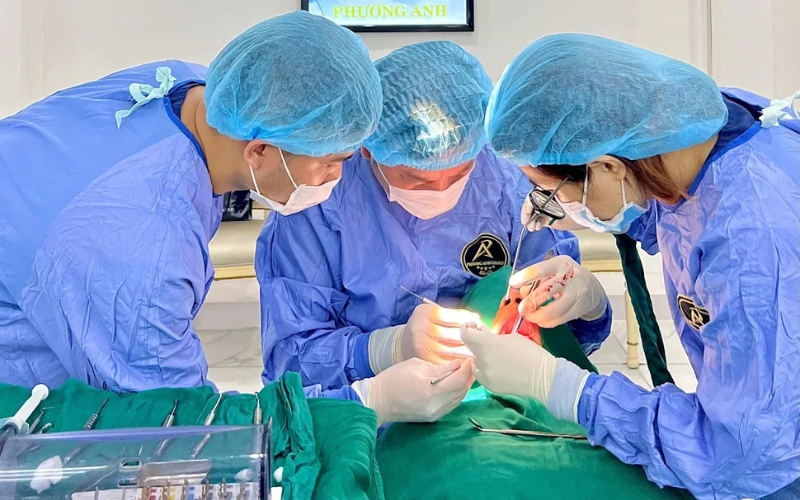 Tay nghề y bác sĩ nha khoa Phương Anh