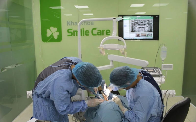 Đội ngũ y bác sĩ tại nha khoa Smile Care